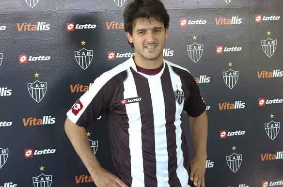 Hugo apareceu no Tupi e foi contratado pelo Atltico. Na Cidade do Galo, o jogador no se firmou e acabou negociado com o Gois. O jogador ainda vestiu a camisa do Ituano-SP. As cobranas de falta no interior de Minas despertaram o interesse do Galo  poca da contratao. 