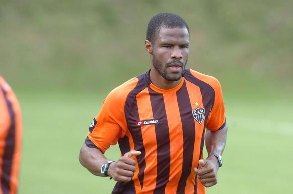 O carioca Jorge Luiz comeou a carreira no Friburguense-RJ. Em 2009, foi contratado pelo Atltico depois de passar pelo futebol coreano. Ele tambm no deu certo e atualmente defende o So Caetano. 