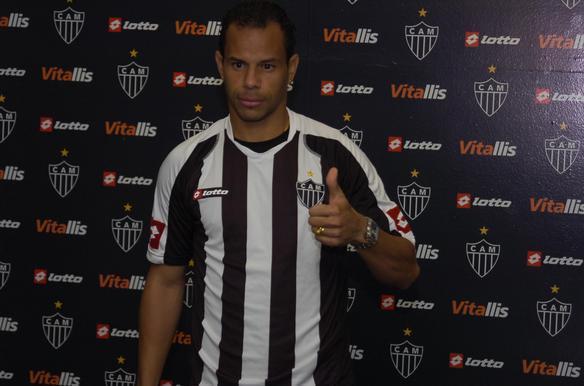 Aposentado do futebol, Jlio Csar esteve no ataque do Atltico em 2009. Ele fez apenas trs jogos no clube. A ltima equipe profissional do ex-atacante foi o Figueirense. 