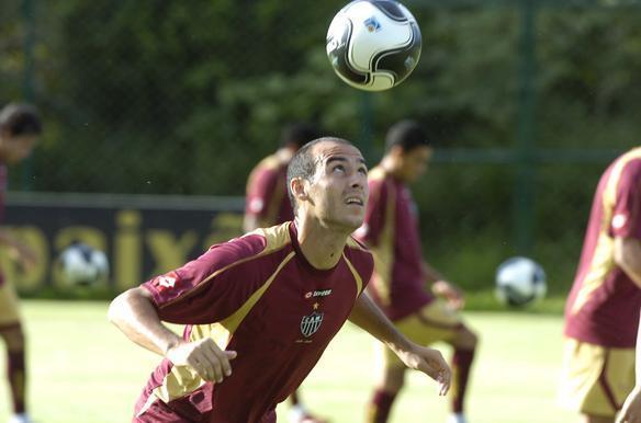 Revelado pelo Flamengo com pinta de craque, o volante Jnior Carioca veio para o Atltico em 2009. Com poucos jogos, ele foi embora sem deixar saudade. Atualmente, ele joga pelo Duque de Caxias-RJ. 