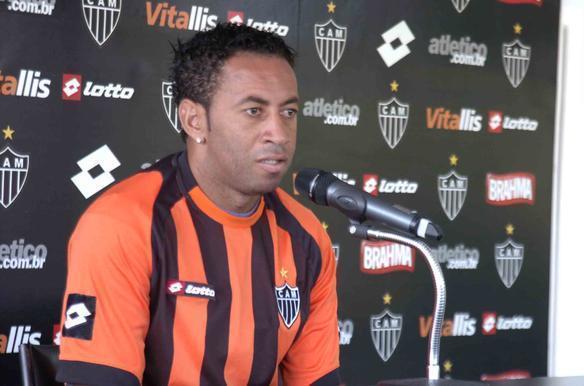 Campeo mundial com a Seleo Brasileira, em 2002, na sia, o ex-lateral Jnior passou pelo Atltico nas temporadas 2009 e 2010. Depois de ser campeo mineiro, ele se transferiu para o Gois, seu ltimo clube na carreira. O ex-jogador reside em Belo Horizonte e tem um restaurante de comida francesa. 