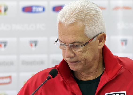 Emerson Leo foi o primeiro tcnico da era Alexandre Kalil na presidncia. O comandante havia passado pelo Atltico em 2007 e conquistado a Copa Conmebol, alm de realizar boa campanha no Brasileiro. As derrotas no Mineiro e na Copa do Brasil culminaram com a sada do treinador, que atualmente est sem clube. 