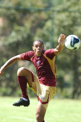 Lopes apareceu como destaque no Palmeiras, mas depois se envolveu em um caso de doping. No Atltico, o meia no se firmou. Ele j havia passado por Cruzeiro, Santos, Fluminense, Flamengo e times do exterior. O ltimo clube de Lopes, tambm conhecido como Tigro, foi o Metropolitano-SC.