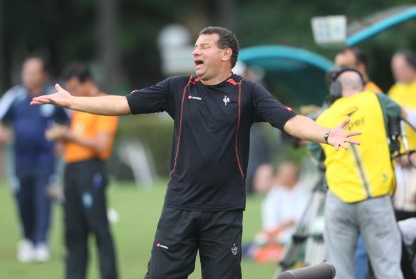 O Atltico chegou a sonhar com o ttulo brasileiro de 2009 sob o comando de Celso Roth, mas perdeu o gs na reta final e ficou fora at do grupo da Libertadores. As cinco derrotas finais custaram a permanncia do tcnico para o ano seguinte. Depois que deixou o Galo, Roth passou por Vasco, Internacional, Grmio e Cruzeiro. Atualmente, ele est sem clube. 