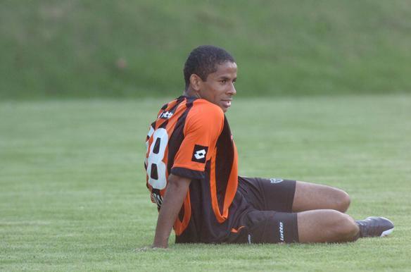 O lateral Wellington Saci no se firmou no Atltico. Ele foi acionado algumas vezes na temporada, mas no correspondeu. O jogador defende o Figueirense nesta temporada. 