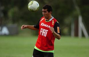 Nando tambm foi revelado pela base do Coelho, porm nunca chegou a jogar com regularidade no profissional. Seu ltimo clube foi o Guarani de Divinpolis.