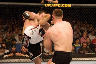 Relembre em fotos o fantstico chute de Gabriel Napo sobre Mirko Cro Cop no UFC 70