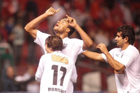 Mancini comemora gol com Bernard e Guilherme no Brasileiro de 2011