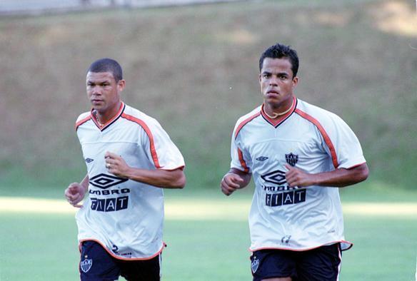 Renaldo e Mancini em treino na Cidade do Galo, em 2002