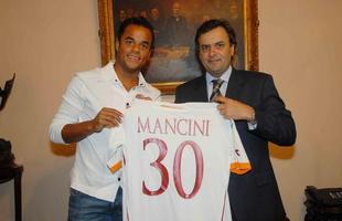 Mancini, jogador da Roma, ao lado do governador Acio Neves
