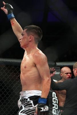 Iliarde Santos, de bermuda azul, e Chris Cariaso, de bermuda preta e branca