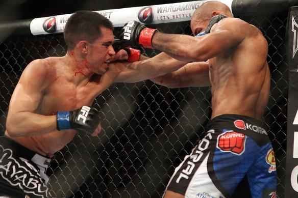 Iliarde Santos, de bermuda azul, e Chris Cariaso, de bermuda preta e branca