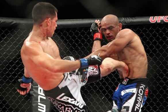 Iliarde Santos, de bermuda azul, e Chris Cariaso, de bermuda preta e branca