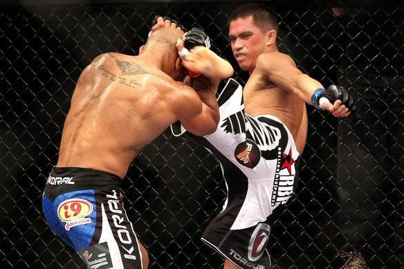 Iliarde Santos, de bermuda azul, e Chris Cariaso, de bermuda preta e branca