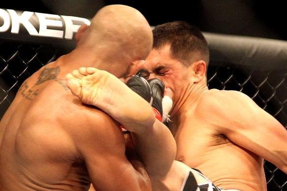 Iliarde Santos, de bermuda azul, e Chris Cariaso, de bermuda preta e branca