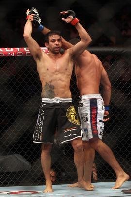 Yan Cabral, de bermuda preta, e David Mitchell, de bermuda branca