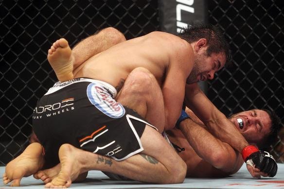 Yan Cabral, de bermuda preta, e David Mitchell, de bermuda branca