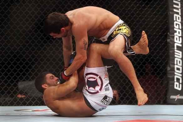 Yan Cabral, de bermuda preta, e David Mitchell, de bermuda branca