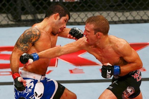 Raphael Assuno, de bermuda azul, e TJ Dillashaw, de bermuda preta
