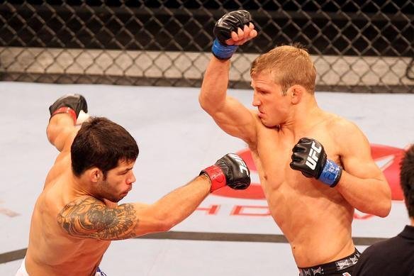 Raphael Assuno, de bermuda azul, e TJ Dillashaw, de bermuda preta