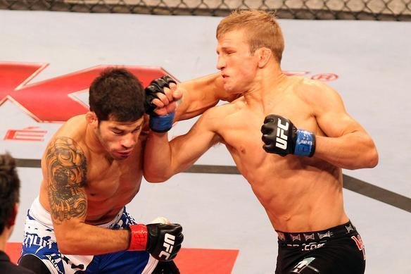 Raphael Assuno, de bermuda azul, e TJ Dillashaw, de bermuda preta