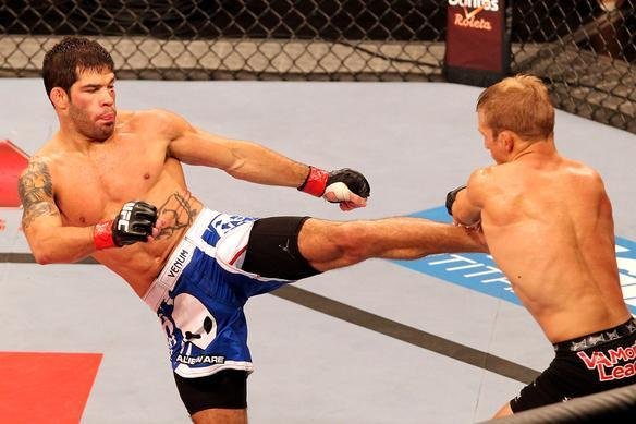 Raphael Assuno, de bermuda azul, e TJ Dillashaw, de bermuda preta