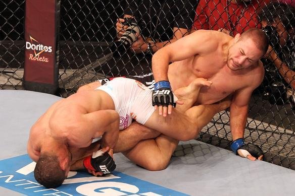 Rousimar Toquinho, de bermuda branca, e Mike Pierce, de bermuda preta