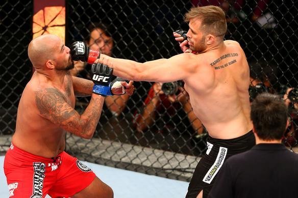 Fbio Maldonado, de bermuda vermelha, e Joey Beltran, de bermuda preta