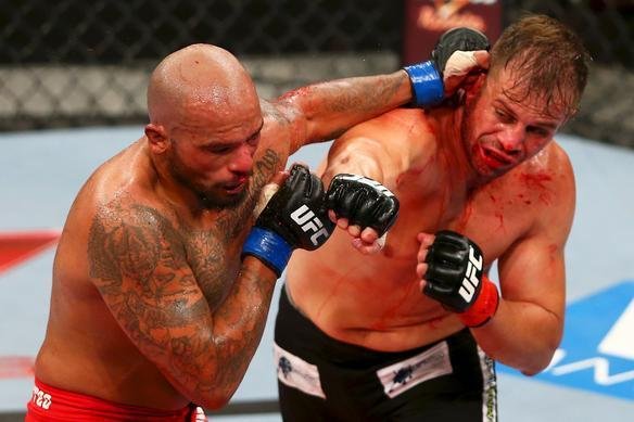 Fbio Maldonado, de bermuda vermelha, e Joey Beltran, de bermuda preta