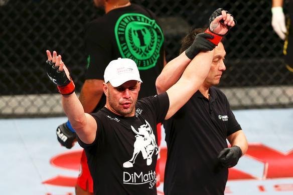 Fbio Maldonado, de bermuda vermelha, e Joey Beltran, de bermuda preta