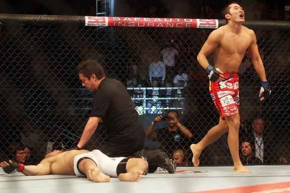 Erick Silva, de bermuda branca, e Dong Hyun Kim, de bermuda vermelha