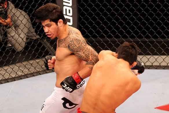 Erick Silva, de bermuda branca, e Dong Hyun Kim, de bermuda vermelha