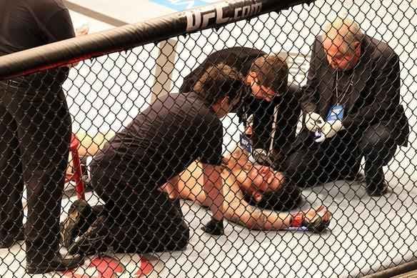 Erick Silva, de bermuda branca, e Dong Hyun Kim, de bermuda vermelha