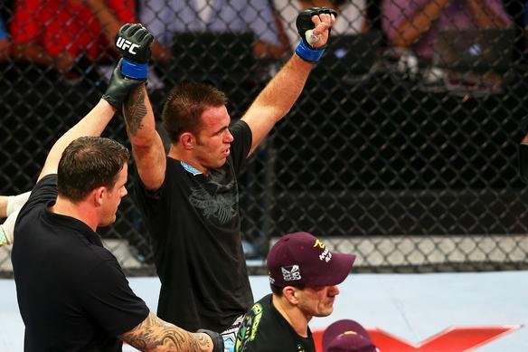 Demian Maia, de bermuda branca, e Jake Shields, de bermuda azul