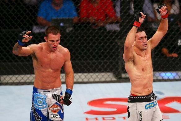 Demian Maia, de bermuda branca, e Jake Shields, de bermuda azul