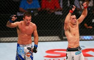 Demian Maia, de bermuda branca, e Jake Shields, de bermuda azul