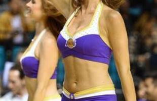 Fotos das cheerleaders do Los Angeles Lakers na partida contra o Sacramento Kings
