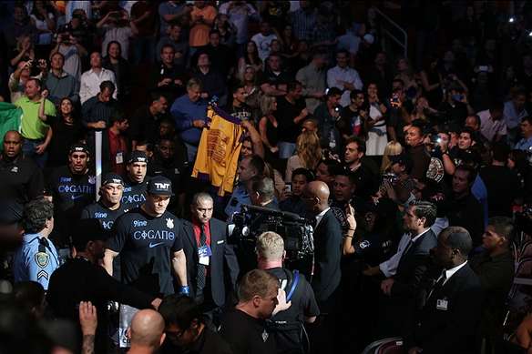 Cain Velasquez venceu Junior Cigano por nocaute tcnico no quinto round e manteve cinturo da categoria peso pesado do UFC