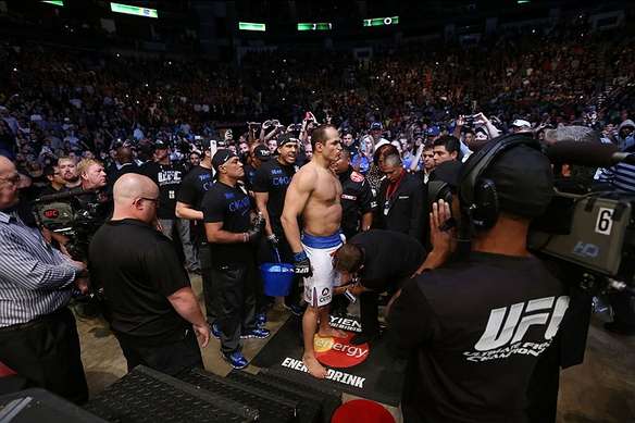 Cain Velasquez venceu Junior Cigano por nocaute tcnico no quinto round e manteve cinturo da categoria peso pesado do UFC