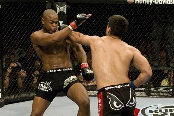 No UFC 98, 2009, Lyoto nocauteou Rashad Evans com uma incrvel sequncia de golpes e conquistou cinturo dos meio-pesados