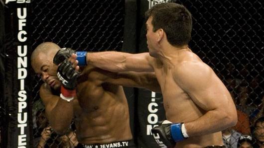 No UFC 98, 2009, Lyoto nocauteou Rashad Evans com uma incrvel sequncia de golpes e conquistou cinturo dos meio-pesados