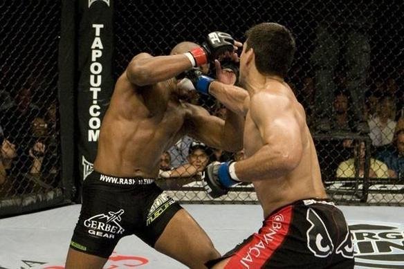 No UFC 98, 2009, Lyoto nocauteou Rashad Evans com uma incrvel sequncia de golpes e conquistou cinturo dos meio-pesados