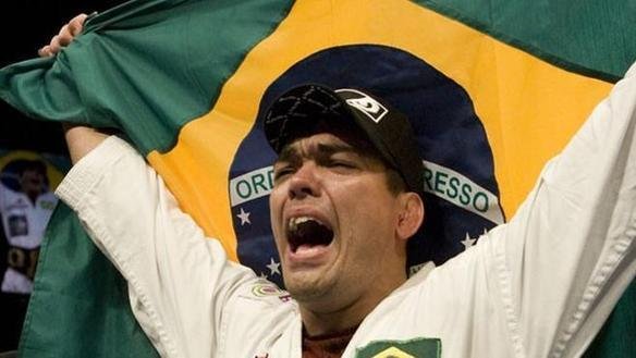 No UFC 98, 2009, Lyoto nocauteou Rashad Evans com uma incrvel sequncia de golpes e conquistou cinturo dos meio-pesados