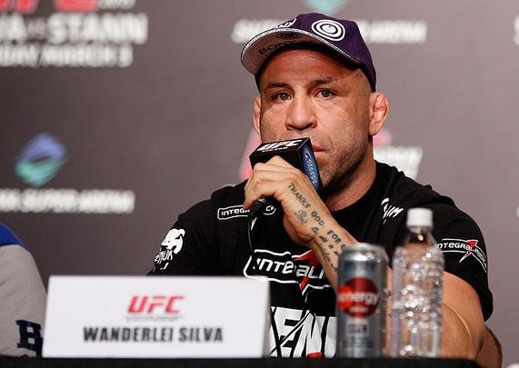'Quero arrumar briga com alguns lutadores brasileiros. No os que se importam com vocs, Brasil. Mas sim os que abandonaram. Caras que dizem ser brasileiros, como Wanderlei Silva, mas que vive em condomnio fechado em Las Vegas. Ele dirige um Aston Martin. Vocs sabem o que  isso?  o carro do James Bond! Custa 200 mil dlares. Wanderlei poderia ter comprado um belo Lexus, dirigido com estilo por 41 mil e mandado 159 mil dlares para construir duas escolas no Brasil. Mas ele no fez isso'