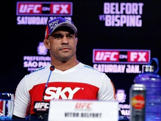 'Vitor Belfort se borrou de medo na luta contra Anderson Silva porque ele (Silva) o ameaou com uma mscara de brinquedo do Fantasma da pera na pesagem. Como vou levar a srio um cara desses?'
