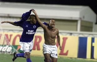 Joozinho comemora gol no primeiro jogo da final da Copa dos Campees contra o Paysandu, em 2002
