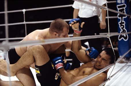 Fedor leva Minotauro para o cho e busca o ground and pound