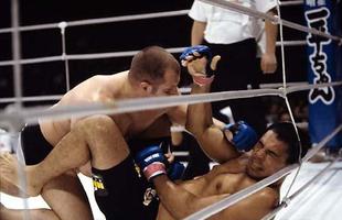 Fedor leva Minotauro para o cho e busca o ground and pound