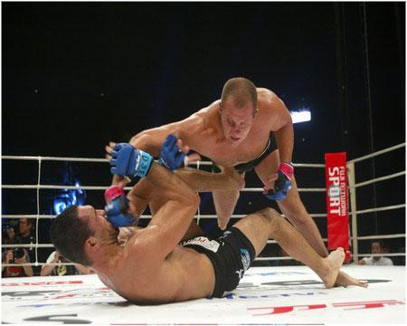 Russo foi para cima no ground and pound, enquanto Minotauro no teve chance de finalizar