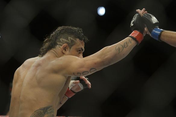Na luta principal do UFC Fight Night 32, em Goinia, Vitor Belfort detona Henderson em apenas 1min17 e se credencia a disputar cinturo dos mdios 